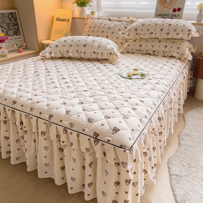 91家纺网 家纺一手货源 找家纺 优家居 2026新款精仿棉夹棉床裙四件套水洗棉韩版公主风花边床裙被套直播外贸定制 爱心熊