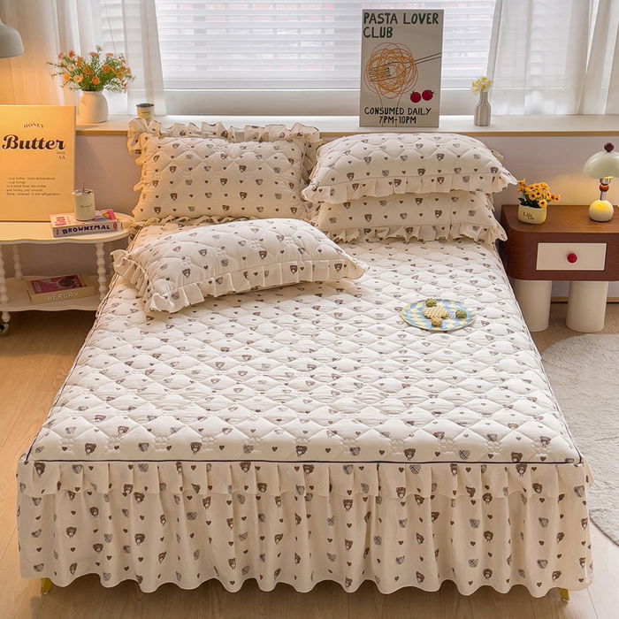 91家纺网 家纺一手货源 找家纺 优家居 2026新款精仿棉夹棉床裙四件套水洗棉韩版公主风花边床裙被套直播外贸定制 爱心熊