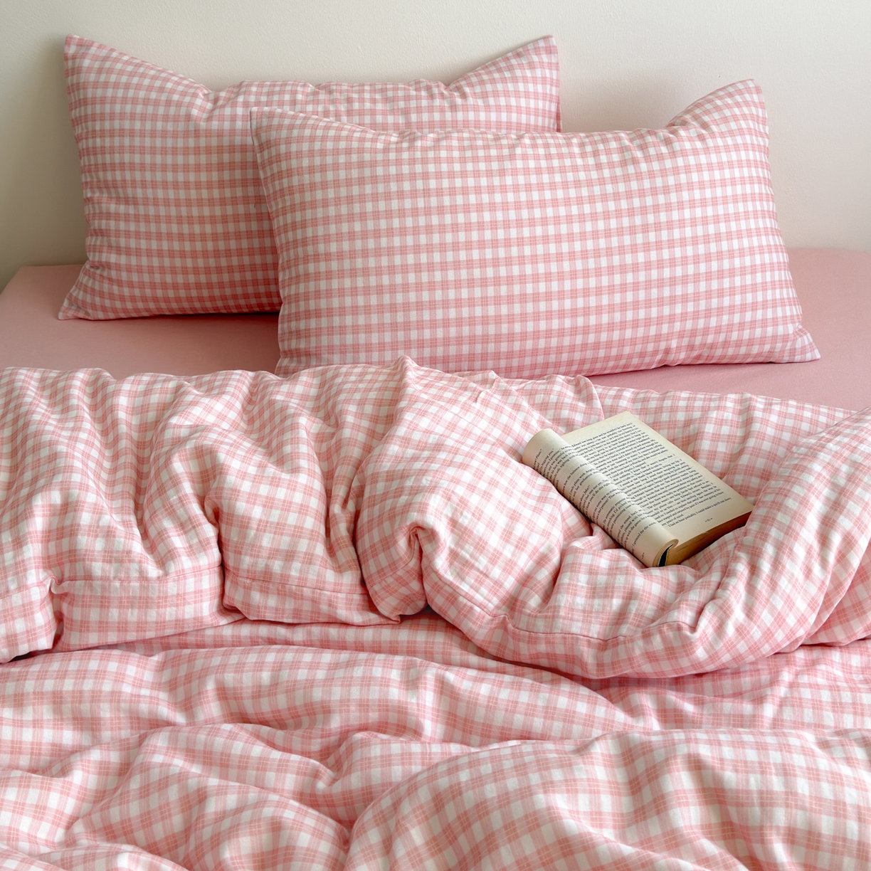 91家纺网 家纺一手货源 找家纺 玖弘家居 2026新款全棉双层纱格子四件套（默认格子枕套） 蔷薇粉
