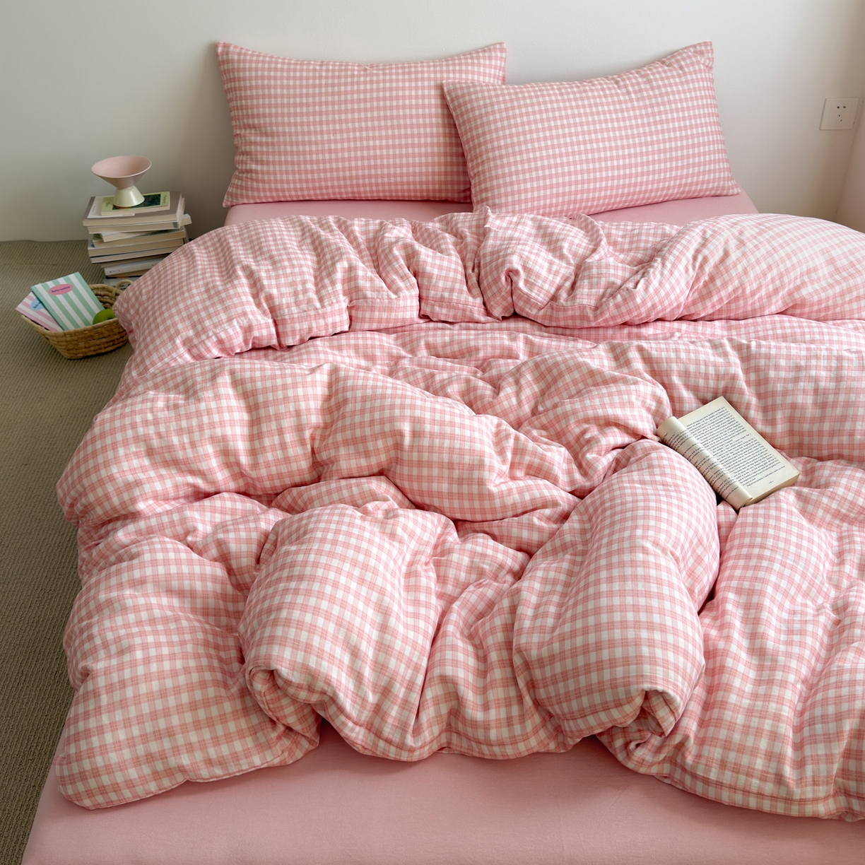 91家纺网 家纺一手货源 找家纺 玖弘家居 2026新款全棉双层纱格子四件套（默认格子枕套） 蔷薇粉