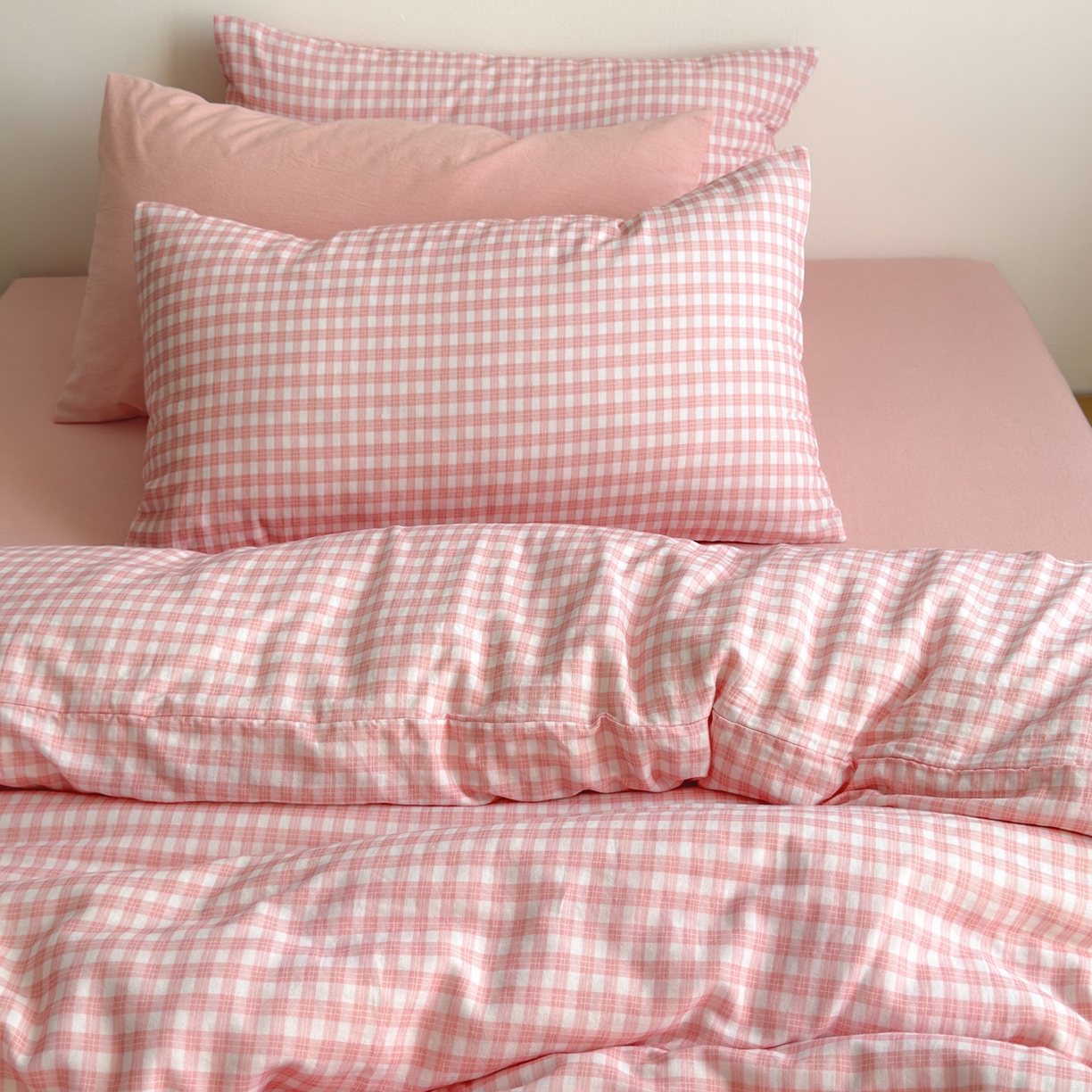 91家纺网 家纺一手货源 找家纺 玖弘家居 2026新款全棉双层纱格子四件套（默认格子枕套） 蔷薇粉