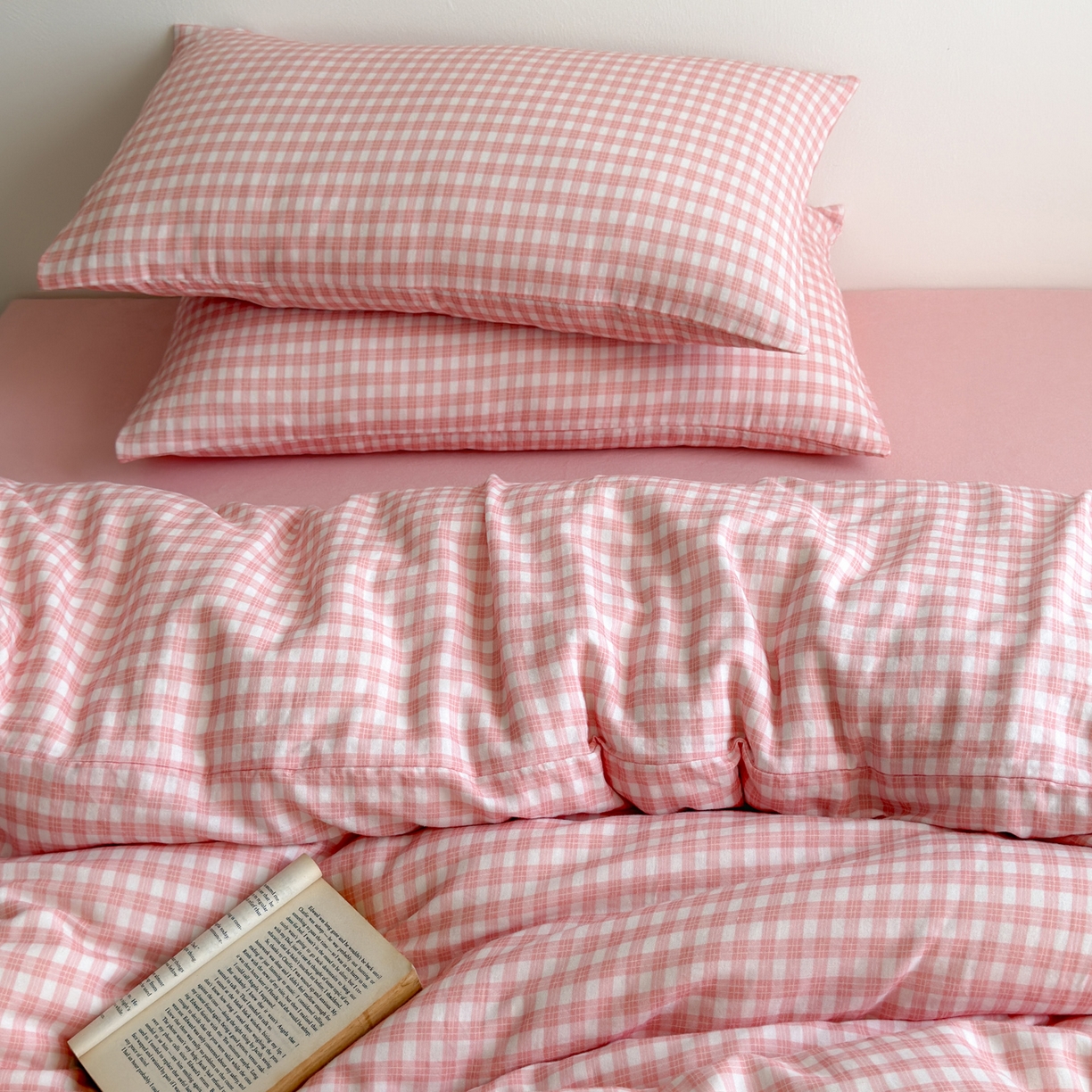 91家纺网 家纺一手货源 找家纺 玖弘家居 2026新款全棉双层纱格子四件套（默认格子枕套） 蔷薇粉