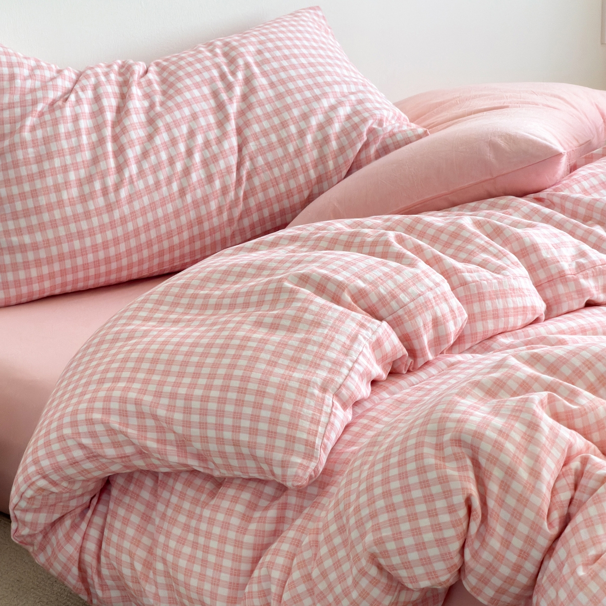 91家纺网 家纺一手货源 找家纺 玖弘家居 2026新款全棉双层纱格子四件套（默认格子枕套） 蔷薇粉