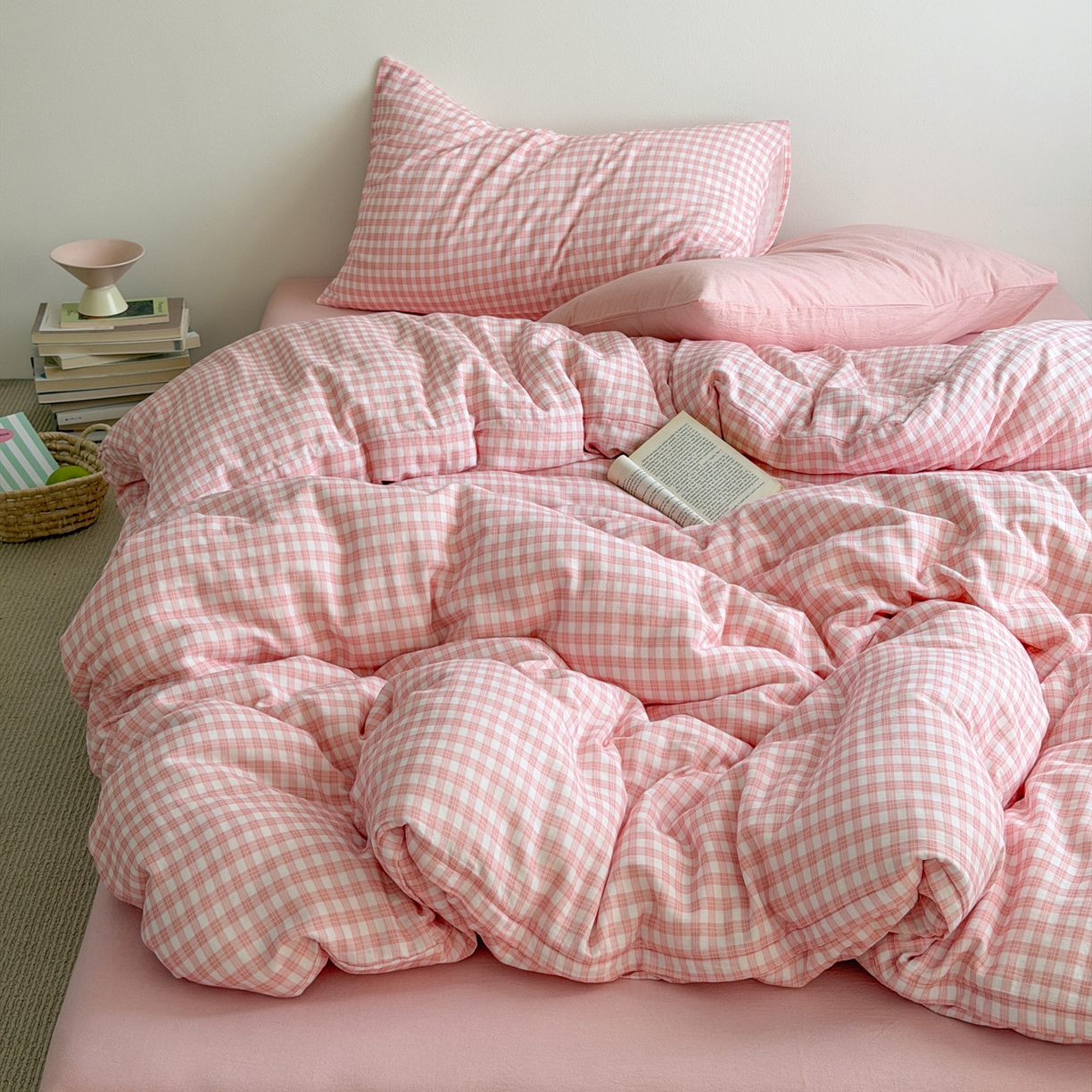 91家纺网 家纺一手货源 找家纺 玖弘家居 2026新款全棉双层纱格子四件套（默认格子枕套） 蔷薇粉