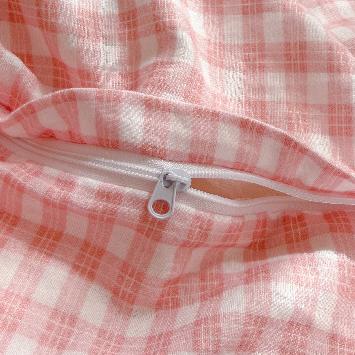 91家纺网 家纺一手货源 找家纺 玖弘家居 2026新款全棉双层纱格子四件套（默认格子枕套） 蔷薇粉