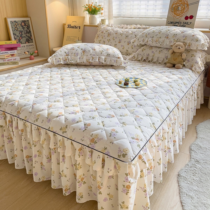 91家纺网 家纺一手货源 找家纺 优家居 2026新款精仿棉夹棉床裙三件套水洗棉韩版公主风花边床裙直播外贸定制 海芋恋