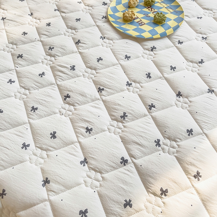 91家纺网 家纺一手货源 找家纺 优家居 2026新款精仿棉夹棉床裙三件套水洗棉韩版公主风花边床裙直播外贸定制 情人节