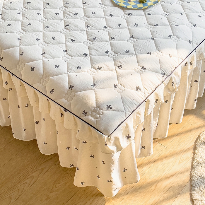 91家纺网 家纺一手货源 找家纺 优家居 2026新款精仿棉夹棉床裙三件套水洗棉韩版公主风花边床裙直播外贸定制 情人节