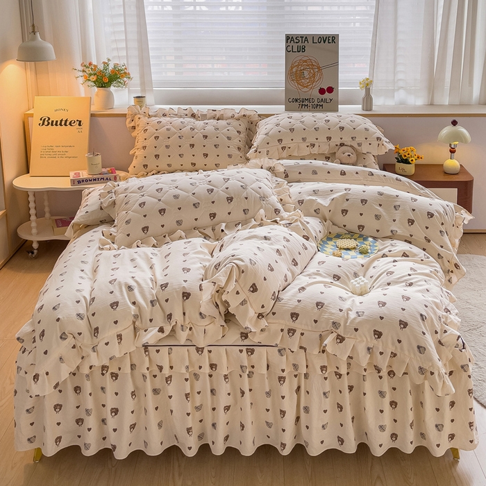 91家纺网 家纺一手货源 找家纺 优家居 2026新款精仿棉夹棉床裙三件套水洗棉韩版公主风花边床裙直播外贸定制 爱心熊