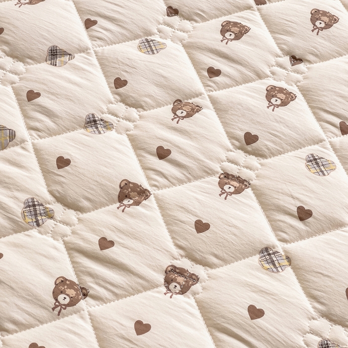 91家纺网 家纺一手货源 找家纺 优家居 2026新款精仿棉夹棉床裙三件套水洗棉韩版公主风花边床裙直播外贸定制 爱心熊