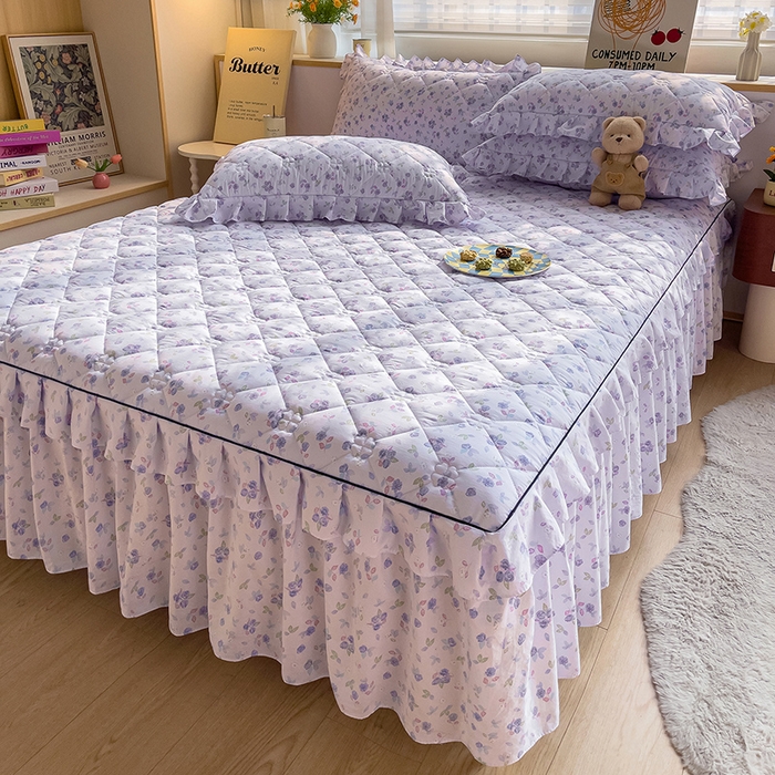 91家纺网 家纺一手货源 找家纺 优家居 2026新款精仿棉夹棉床裙三件套水洗棉韩版公主风花边床裙直播外贸定制 情意绵绵