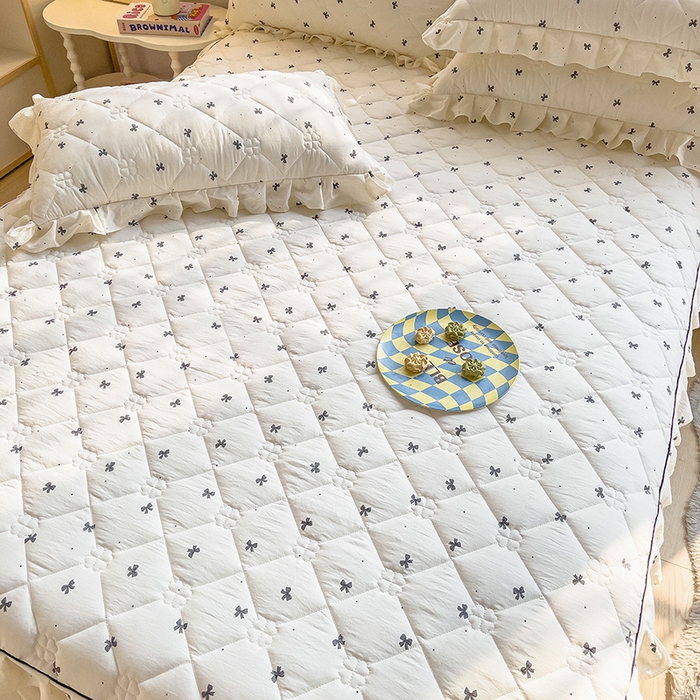 91家纺网 家纺一手货源 找家纺 优家居 2026新款精仿棉夹棉床裙三件套水洗棉韩版公主风花边床裙直播外贸定制 情人节