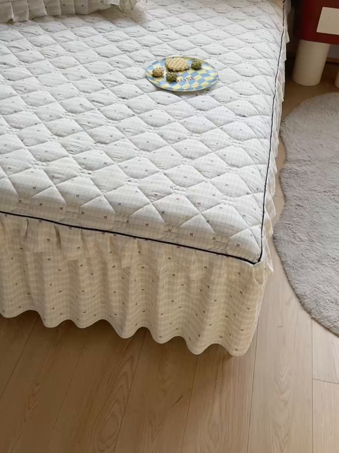 91家纺网 家纺一手货源 找家纺 优家居 2026新款精仿棉夹棉床裙三件套水洗棉韩版公主风花边床裙直播外贸定制 北岛之恋