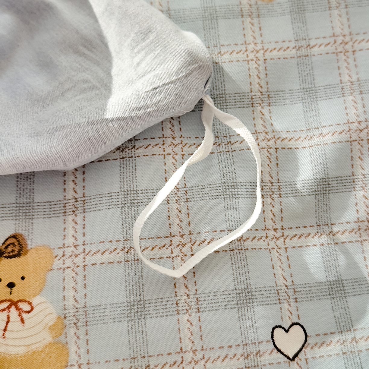 91家纺网 家纺一手货源 找家纺 DoDo 兜兜 2026年全棉纯棉可爱卡通单被套 被套单件 熊抱阳光