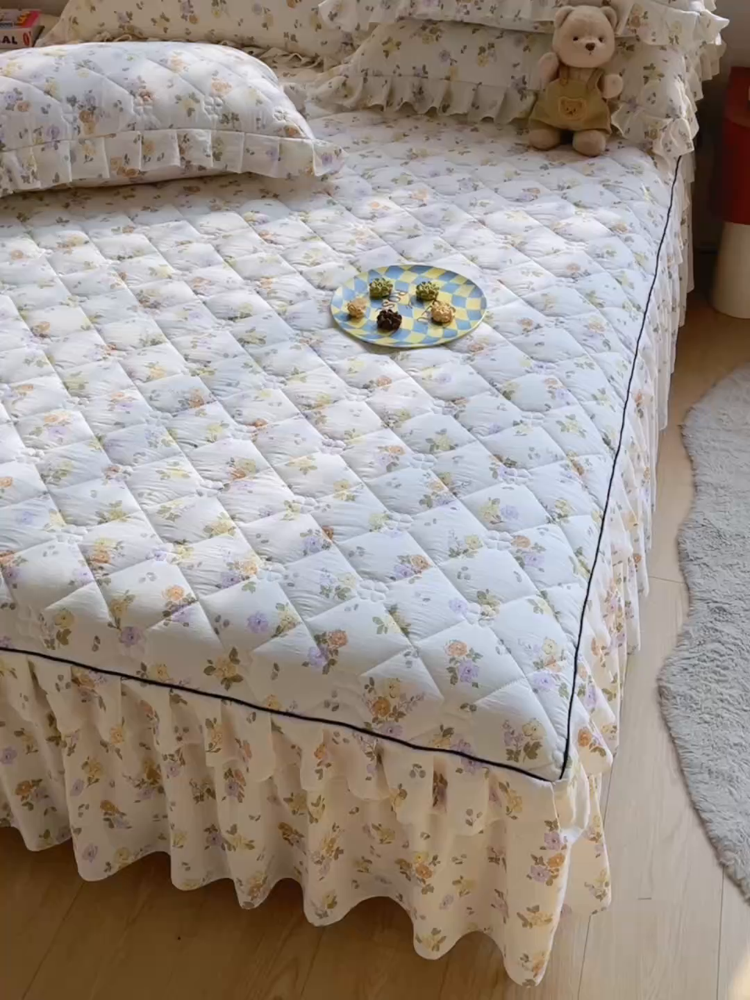 91家纺网 家纺一手货源 找家纺 优家居工厂店 2026新款精仿棉夹棉床裙四件套水洗棉韩版公主风花边床裙被套直播外贸定制 海芋恋