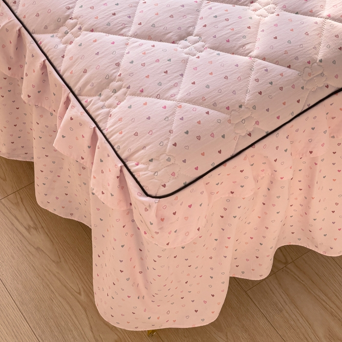 91家纺网 家纺一手货源 找家纺 优家居工厂店 2026新款精仿棉夹棉床裙四件套水洗棉韩版公主风花边床裙被套直播外贸定制 丝丝心动