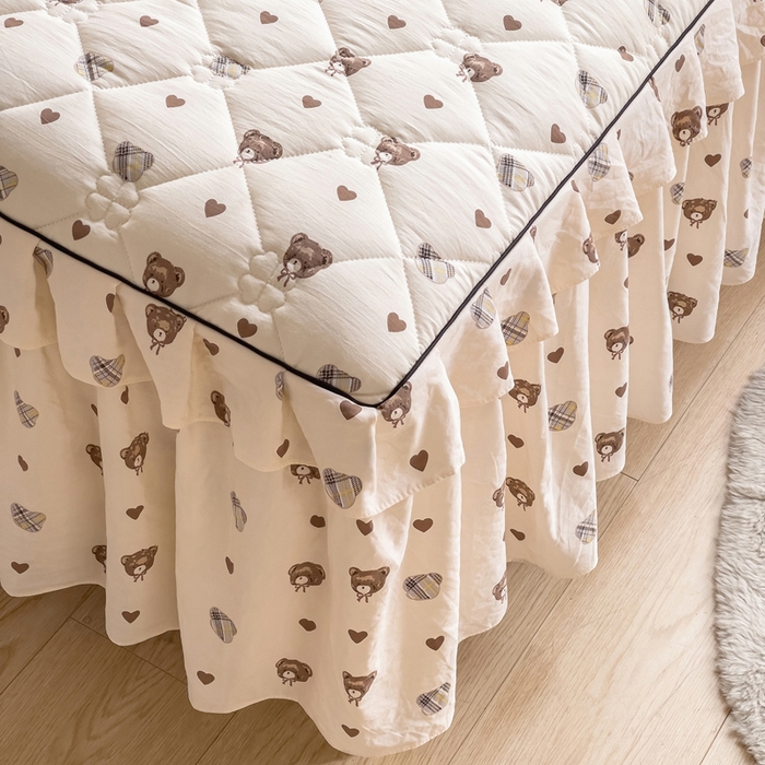 91家纺网 家纺一手货源 找家纺 优家居工厂店 2026新款精仿棉夹棉床裙三件套水洗棉韩版公主风花边床裙直播外贸定制 爱心熊