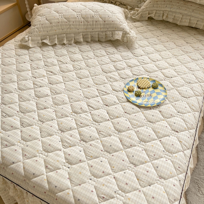 91家纺网 家纺一手货源 找家纺 优家居工厂店 2026新款精仿棉夹棉床裙三件套水洗棉韩版公主风花边床裙直播外贸定制 北岛之恋