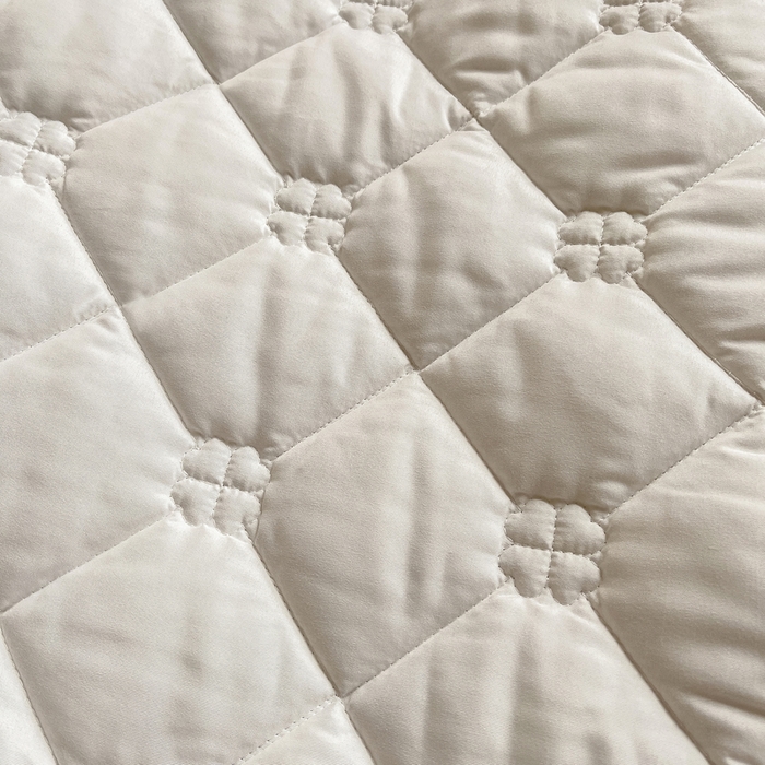 91家纺网 家纺一手货源 找家纺 优家居工厂店 2026新款精仿棉夹棉床裙三件套水洗棉韩版公主风花边床裙直播外贸定制 北岛之恋