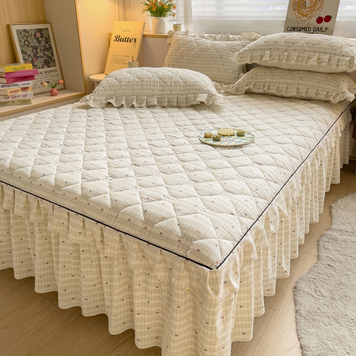 91家纺网 家纺一手货源 找家纺 优家居工厂店 2026新款精仿棉夹棉床裙三件套水洗棉韩版公主风花边床裙直播外贸定制 北岛之恋