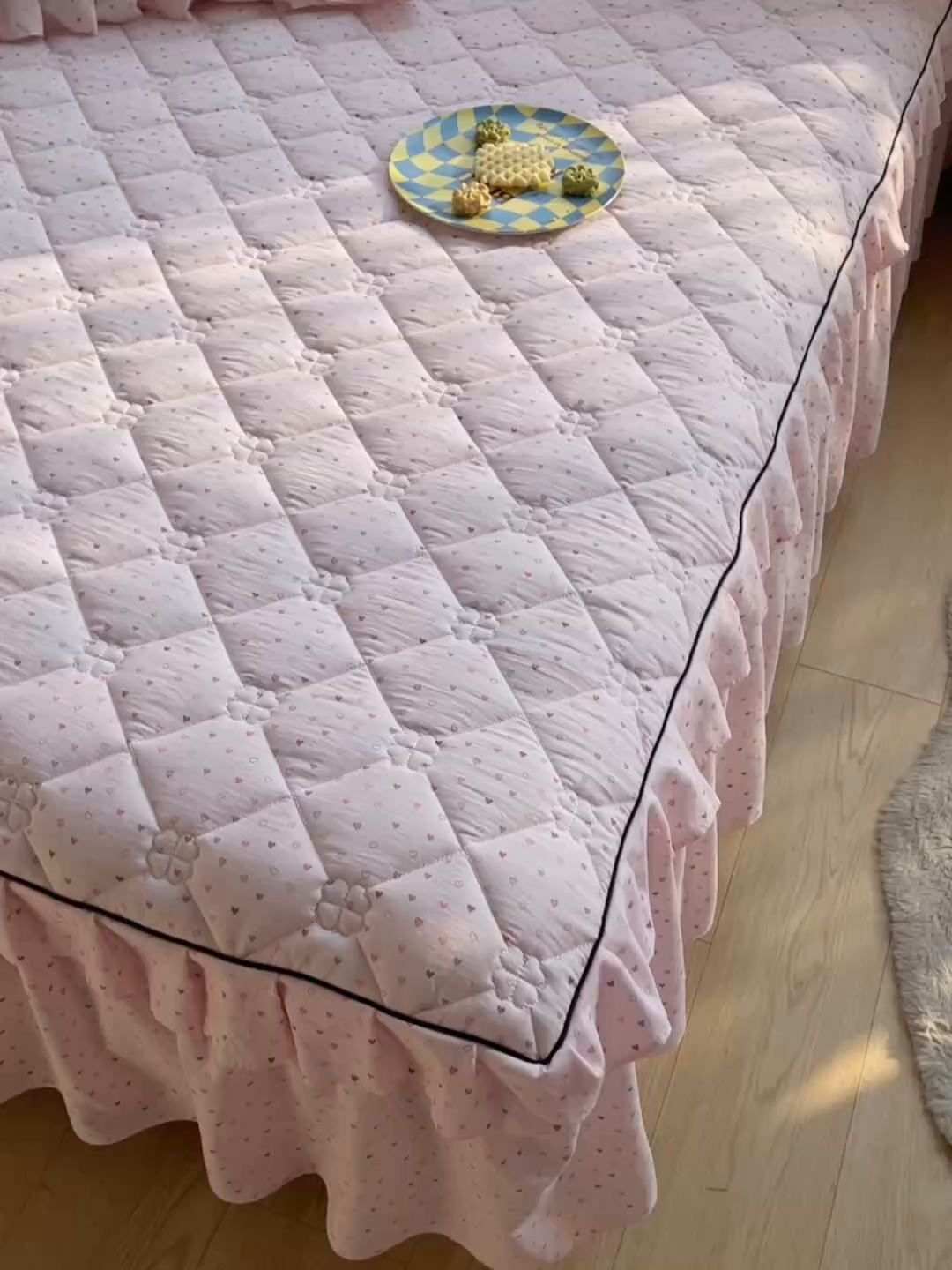 91家纺网 家纺一手货源 找家纺 优家居工厂店 2026新款精仿棉床裙四件套水洗棉韩版公主风花边床裙单被套直播外贸定制 丝丝心动