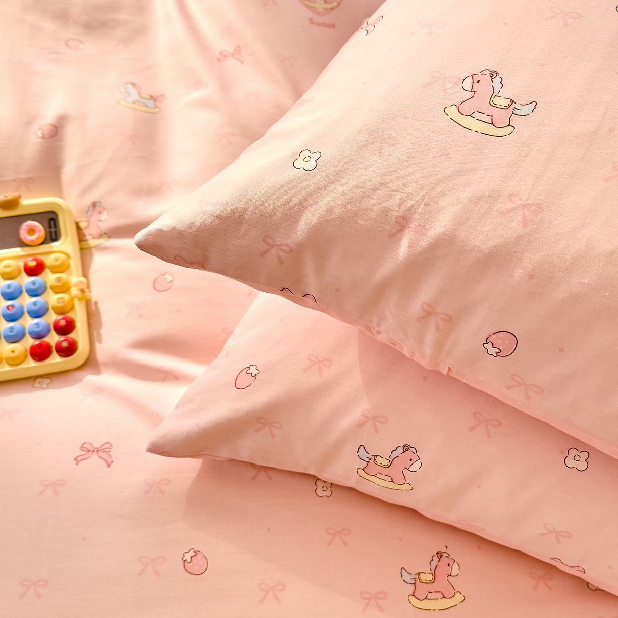 91家纺网 家纺一手货源 找家纺 DoDo 兜兜 2026年全棉纯棉可爱卡通单床笠 床笠单件 草莓小马-粉