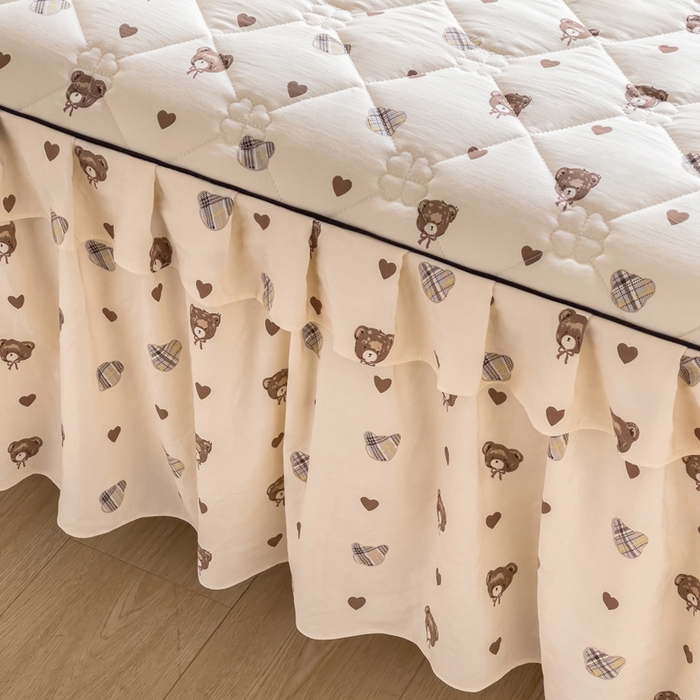 91家纺网 家纺一手货源 找家纺 优家居工厂店 2026新款精仿棉床裙四件套水洗棉韩版公主风花边床裙单被套直播外贸定制 爱心熊