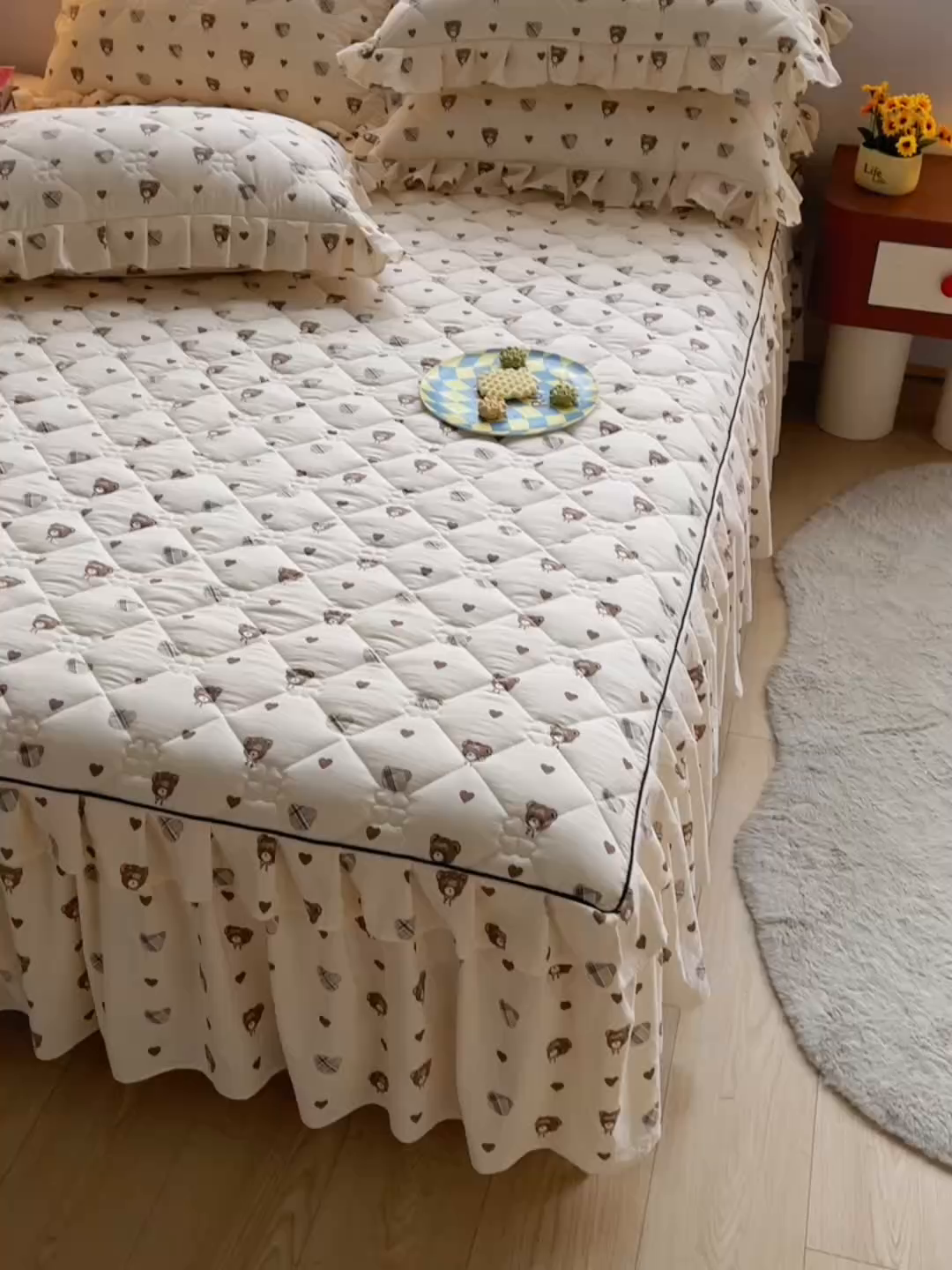 91家纺网 家纺一手货源 找家纺 优家居工厂店 2026新款精仿棉床裙四件套水洗棉韩版公主风花边床裙单被套直播外贸定制 爱心熊