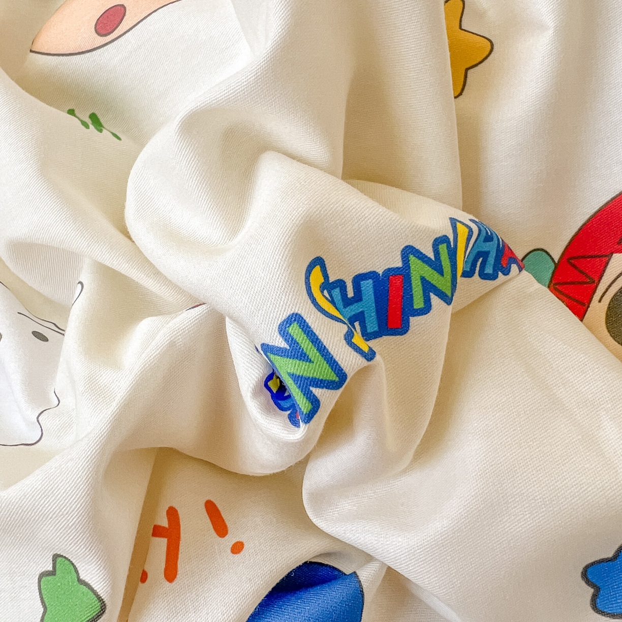 91家纺网 家纺一手货源 找家纺 浩诚 2026新款蜡笔小新正版授权全棉卡通四件套 小新伙伴