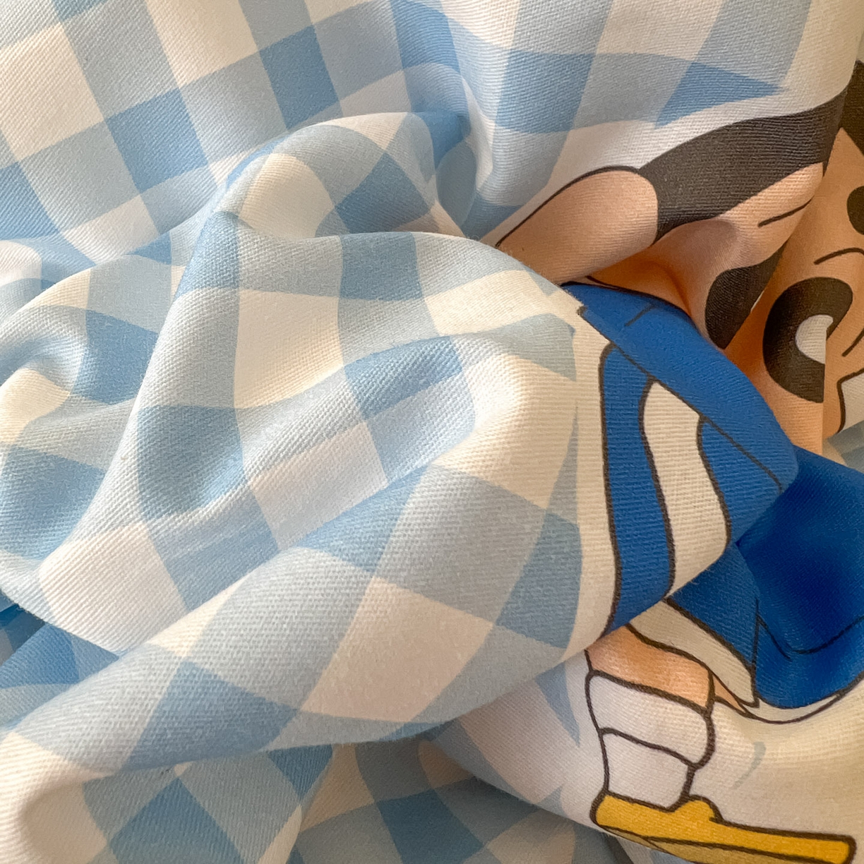 91家纺网 家纺一手货源 找家纺 浩诚 2026新款蜡笔小新正版授权全棉卡通四件套 蓝格小新