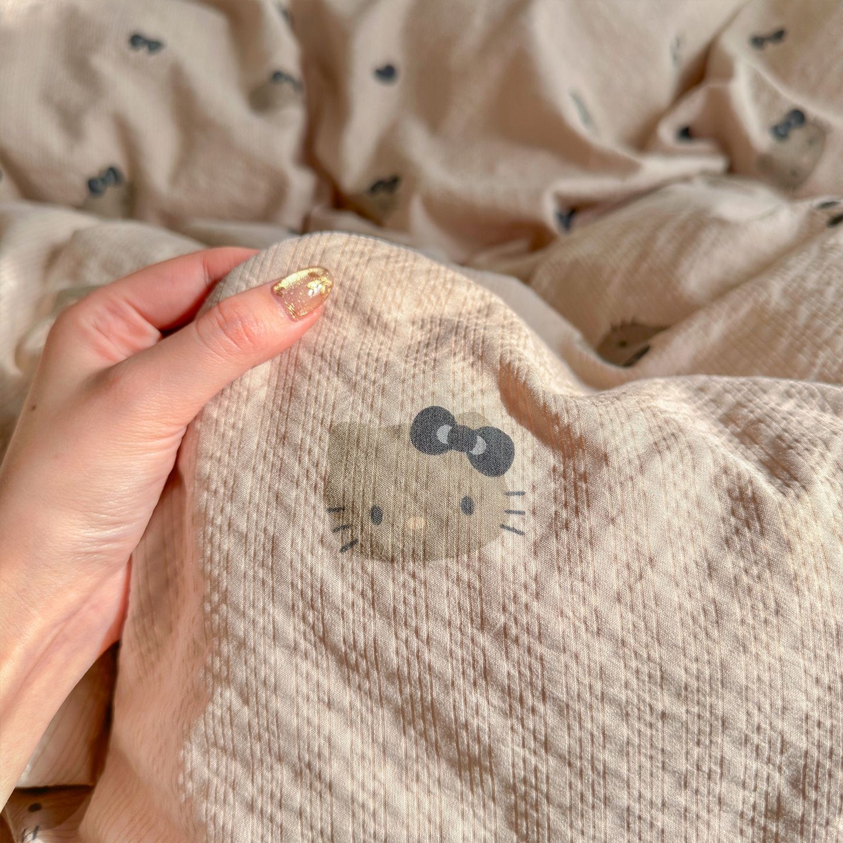 91家纺网 家纺一手货源 找家纺 优选 2026新款110g小清新高克重高品质直播热卖款A类泡芙棉双层纱四件套 咖色凯蒂