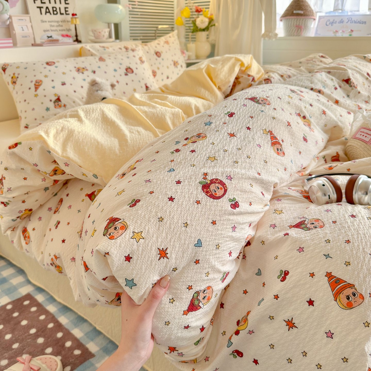 91家纺网 家纺一手货源 找家纺 优选 2026新款110g小清新高克重高品质直播热卖款A类泡芙棉双层纱四件套 苹果星星人