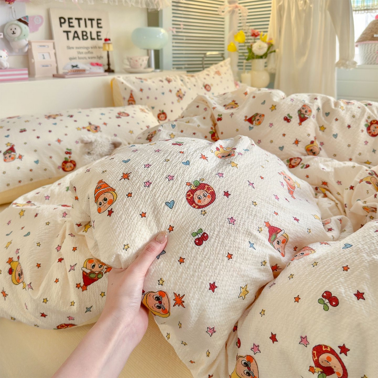 91家纺网 家纺一手货源 找家纺 优选 2026新款110g小清新高克重高品质直播热卖款A类泡芙棉双层纱四件套 苹果星星人