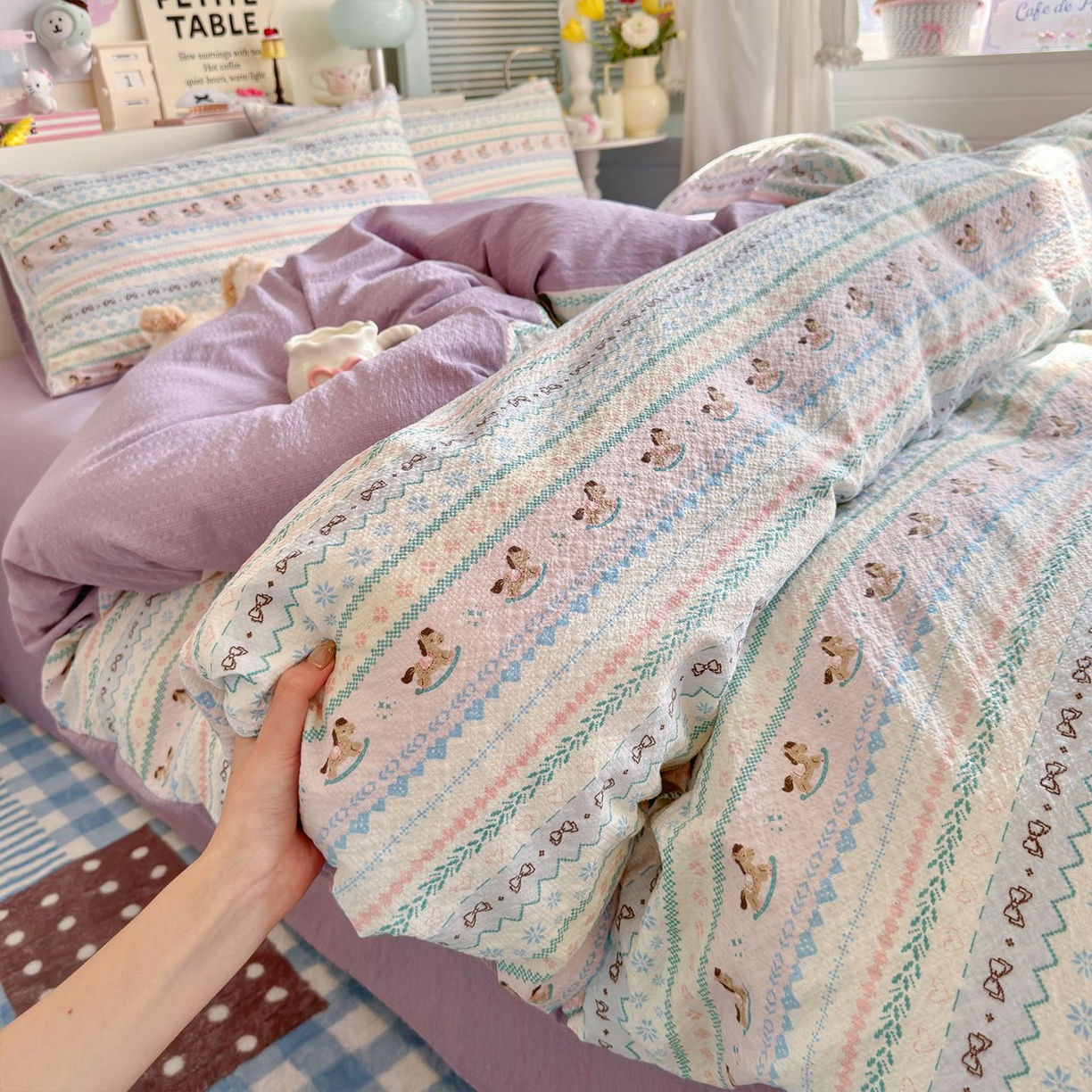 91家纺网 家纺一手货源 找家纺 优选 2026新款110g小清新高克重高品质直播热卖款A类泡芙棉双层纱四件套 童年木马