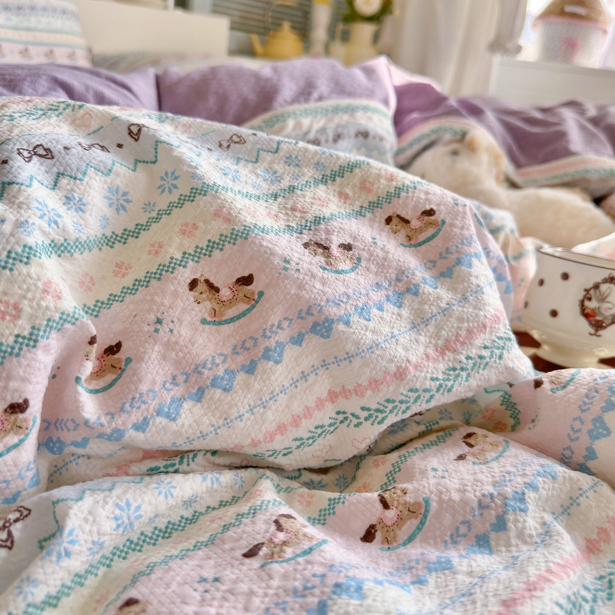 91家纺网 家纺一手货源 找家纺 优选 2026新款110g小清新高克重高品质直播热卖款A类泡芙棉双层纱四件套 童年木马