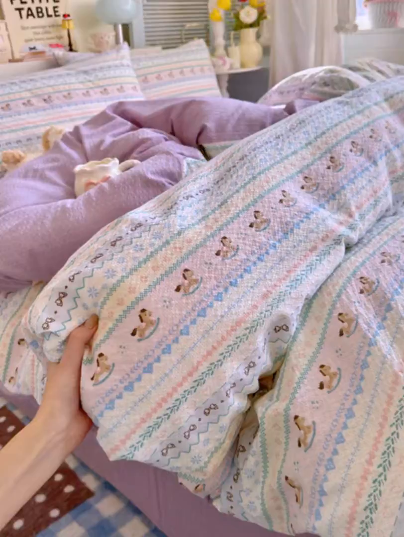 91家纺网 家纺一手货源 找家纺 优选 2026新款110g小清新高克重高品质直播热卖款A类泡芙棉双层纱四件套 童年木马