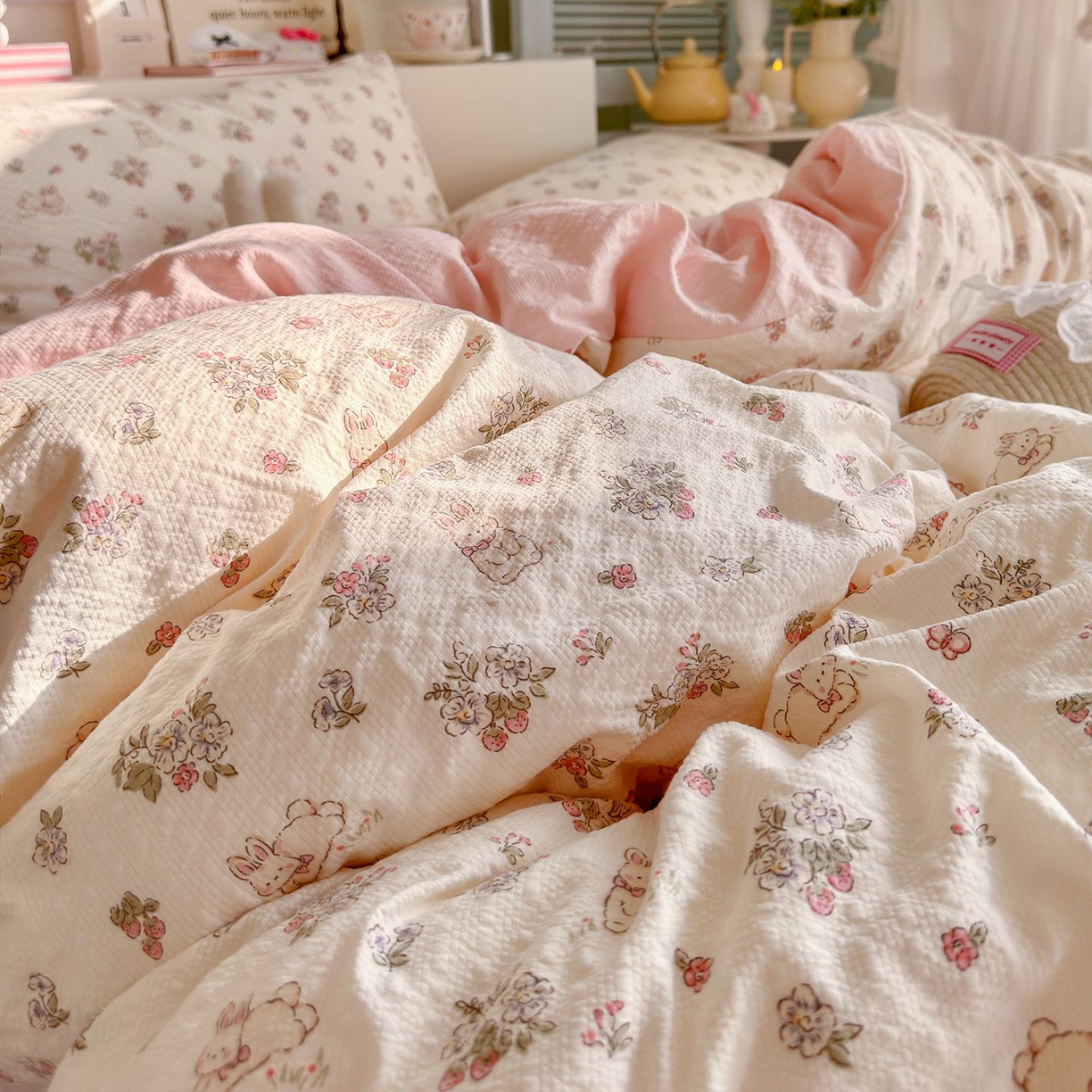 91家纺网 家纺一手货源 找家纺 优选良品 2026新款小清新110g高品质直播热卖款A类泡芙棉双层纱四件套 花与兔