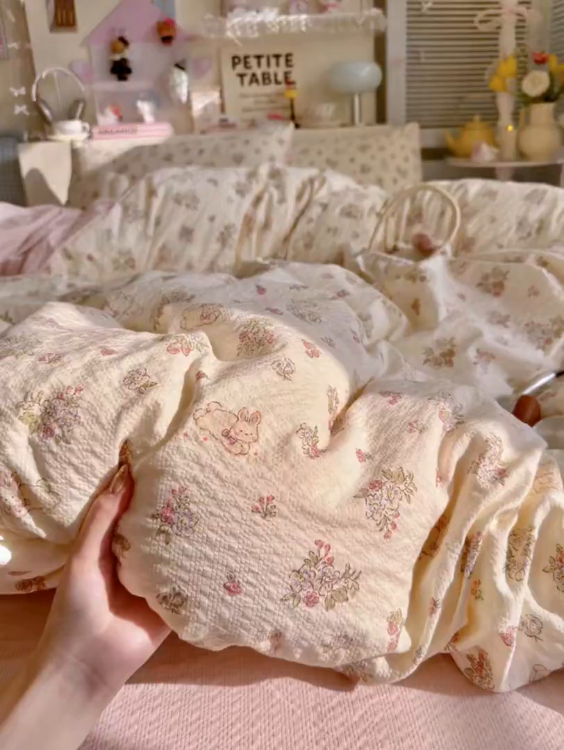 91家纺网 家纺一手货源 找家纺 优选良品 2026新款小清新110g高品质直播热卖款A类泡芙棉双层纱四件套 花与兔
