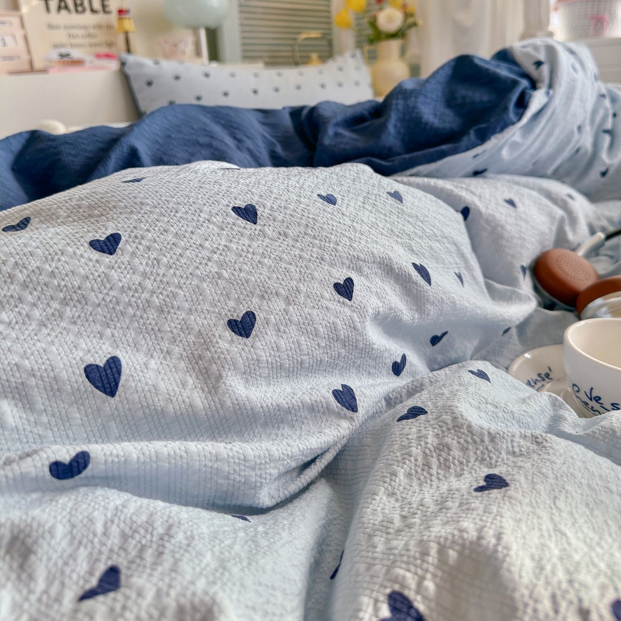 91家纺网 家纺一手货源 找家纺 优选良品 2026新款小清新110g高品质直播热卖款A类泡芙棉双层纱四件套 蓝调心心