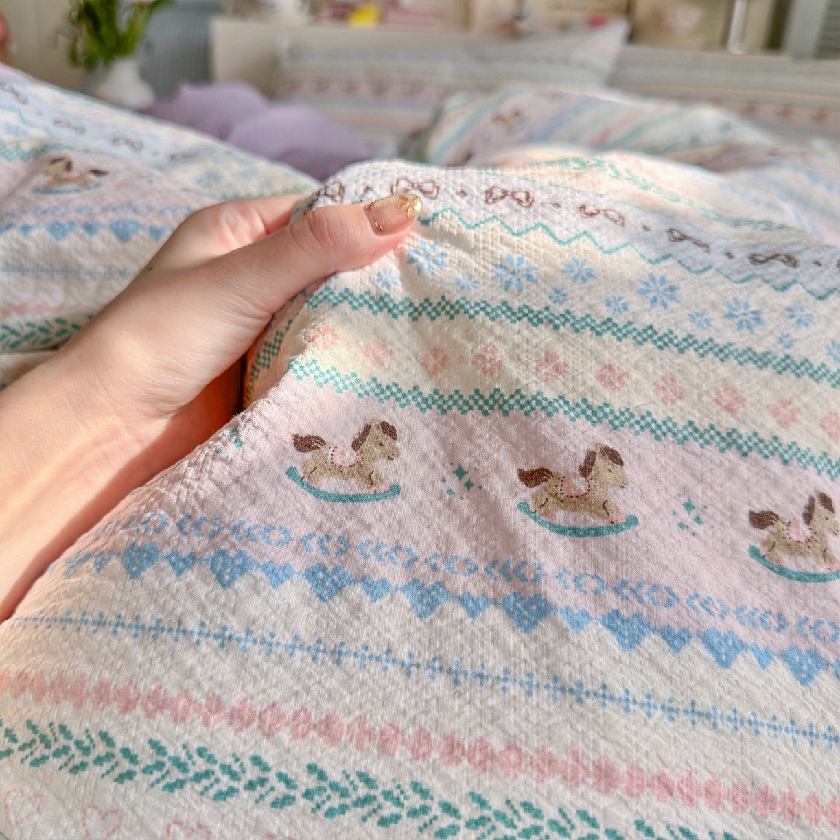 91家纺网 家纺一手货源 找家纺 优选良品 2026新款小清新110g高品质直播热卖款A类泡芙棉双层纱四件套 童年木马