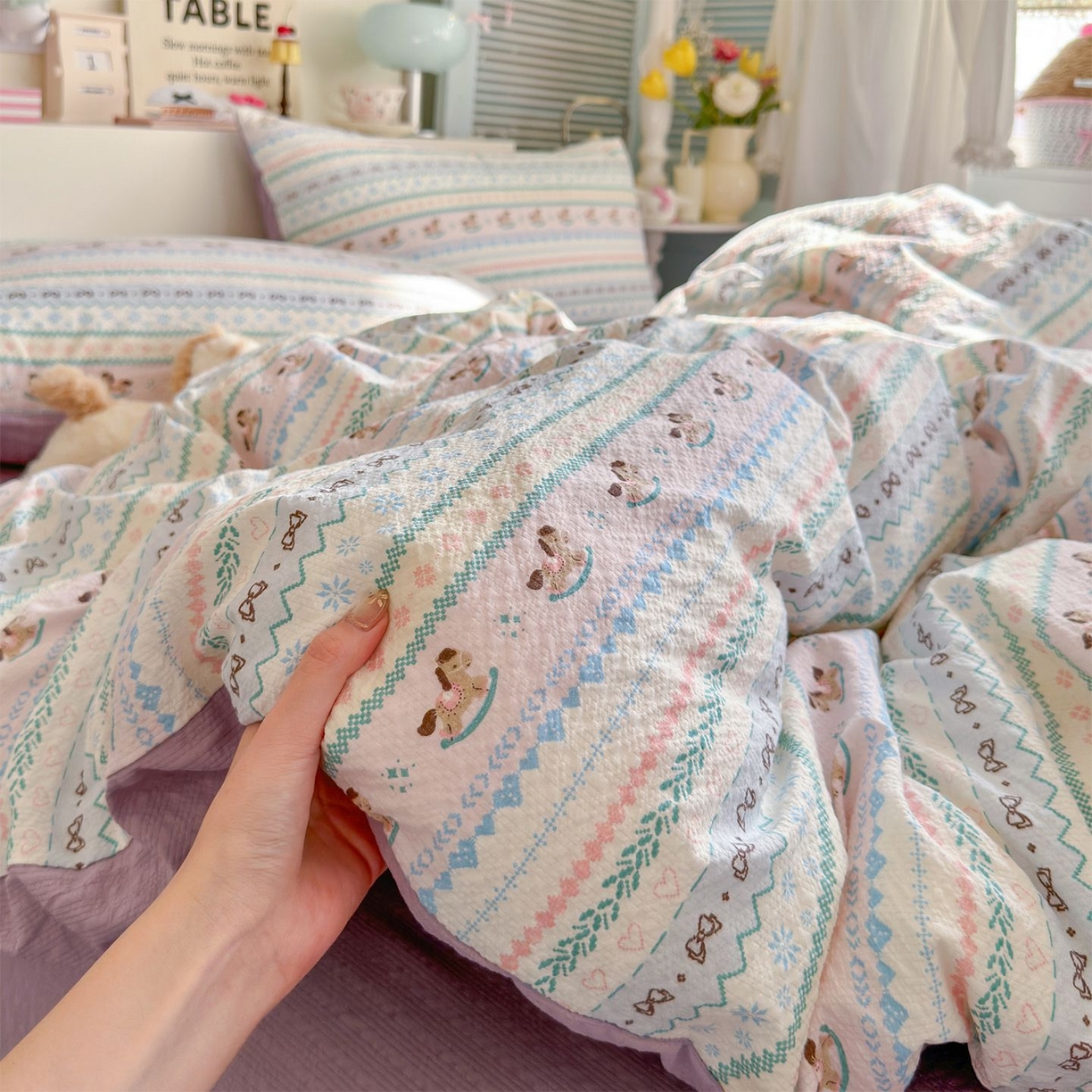 91家纺网 家纺一手货源 找家纺 优选良品 2026新款小清新110g高品质直播热卖款A类泡芙棉双层纱四件套 童年木马