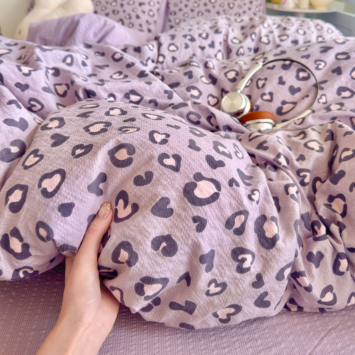 91家纺网 家纺一手货源 找家纺 优选良品 2026新款小清新110g高品质直播热卖款A类泡芙棉双层纱四件套 紫豹纹