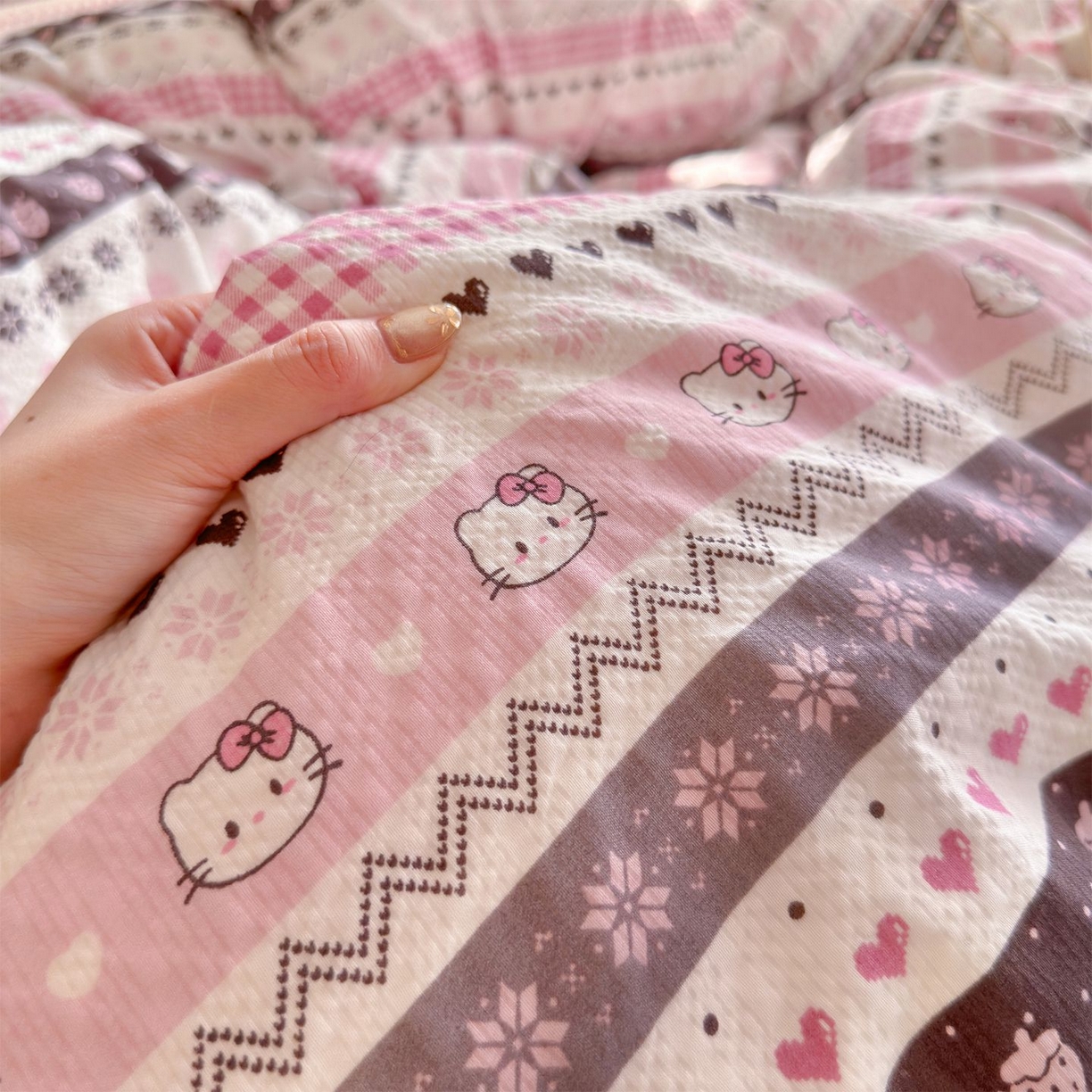 91家纺网 家纺一手货源 找家纺 优选良品 2026新款小清新110g高品质直播热卖款A类泡芙棉双层纱四件套 kitty甜梦窝