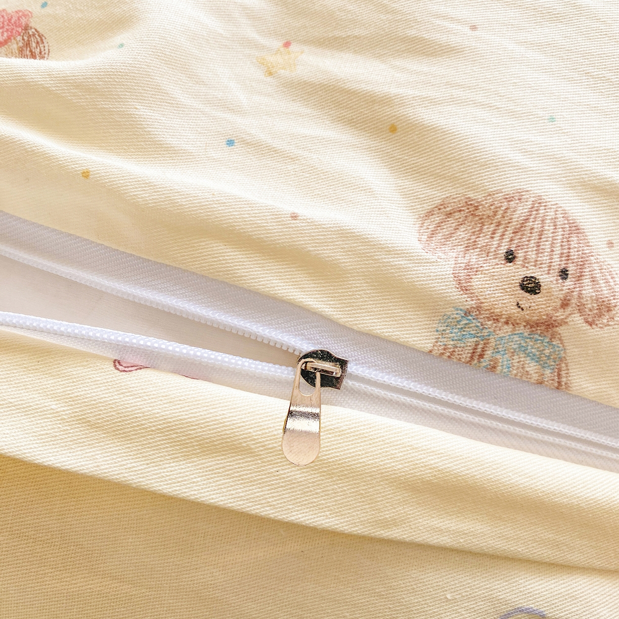 91家纺网 家纺一手货源 找家纺 黑马家居 2026新款13070全棉印花小清新卡通花卉单品被套系列 彩绘小狗