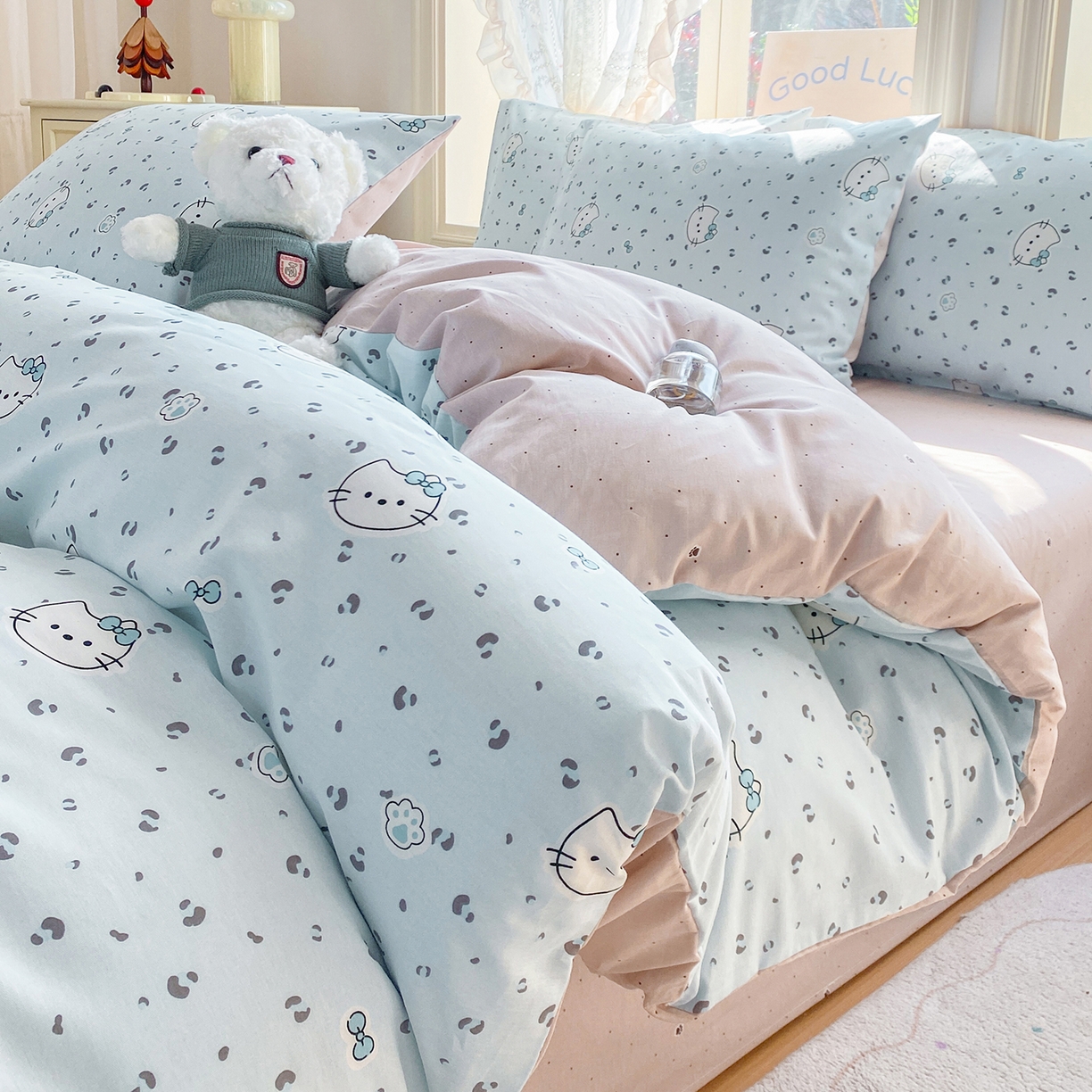 91家纺网 家纺一手货源 找家纺 黑马家居 2026新款13070全棉印花小清新卡通花卉单品被套系列 乖巧凯蒂