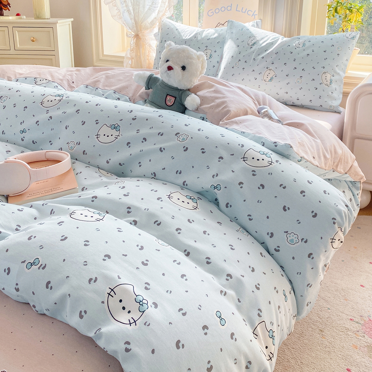 91家纺网 家纺一手货源 找家纺 黑马家居 2026新款13070全棉印花小清新卡通花卉单品被套系列 乖巧凯蒂