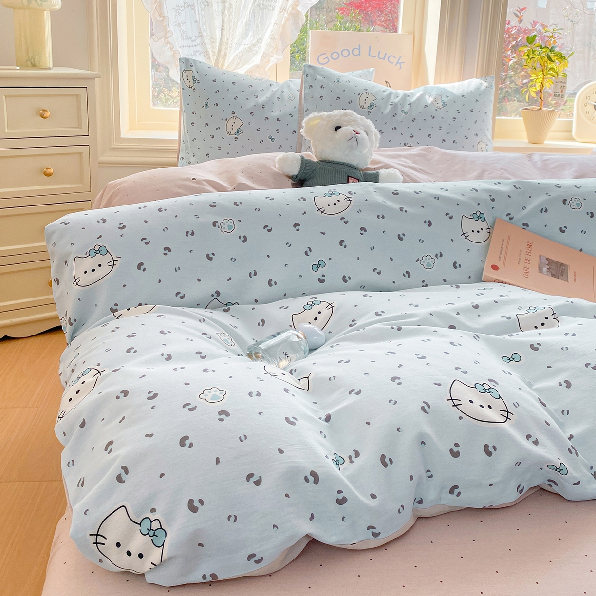 91家纺网 家纺一手货源 找家纺 黑马家居 2026新款13070全棉印花小清新卡通花卉单品被套系列 乖巧凯蒂