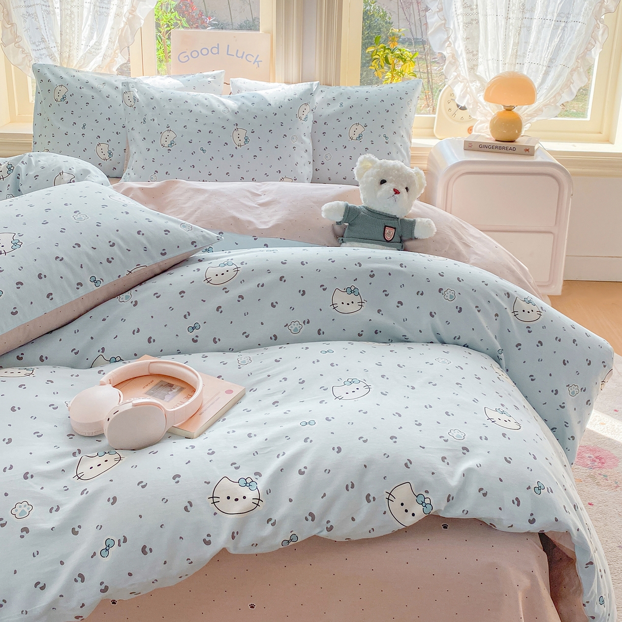 91家纺网 家纺一手货源 找家纺 黑马家居 2026新款13070全棉印花小清新卡通花卉单品被套系列 乖巧凯蒂