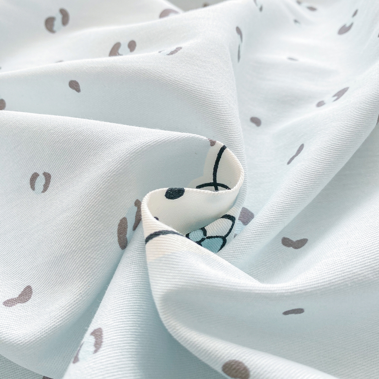 91家纺网 家纺一手货源 找家纺 黑马家居 2026新款13070全棉印花小清新卡通花卉单品被套系列 乖巧凯蒂