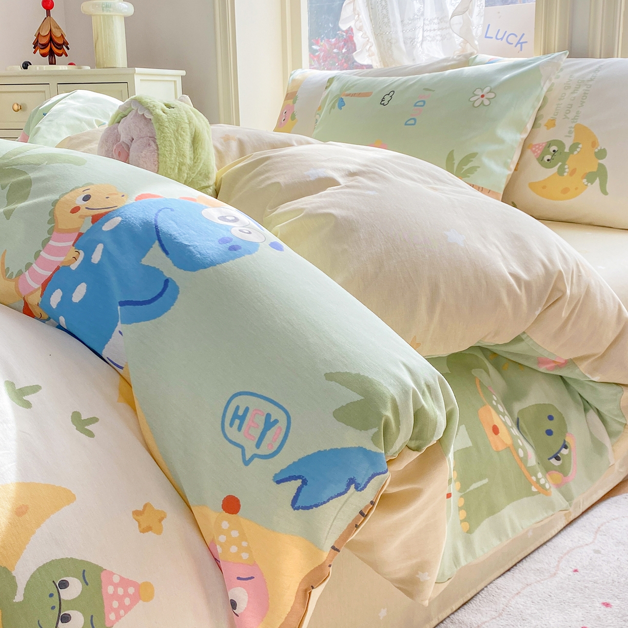 91家纺网 家纺一手货源 找家纺 黑马家居 2026新款13070全棉印花小清新卡通花卉单品被套系列 恐龙派对